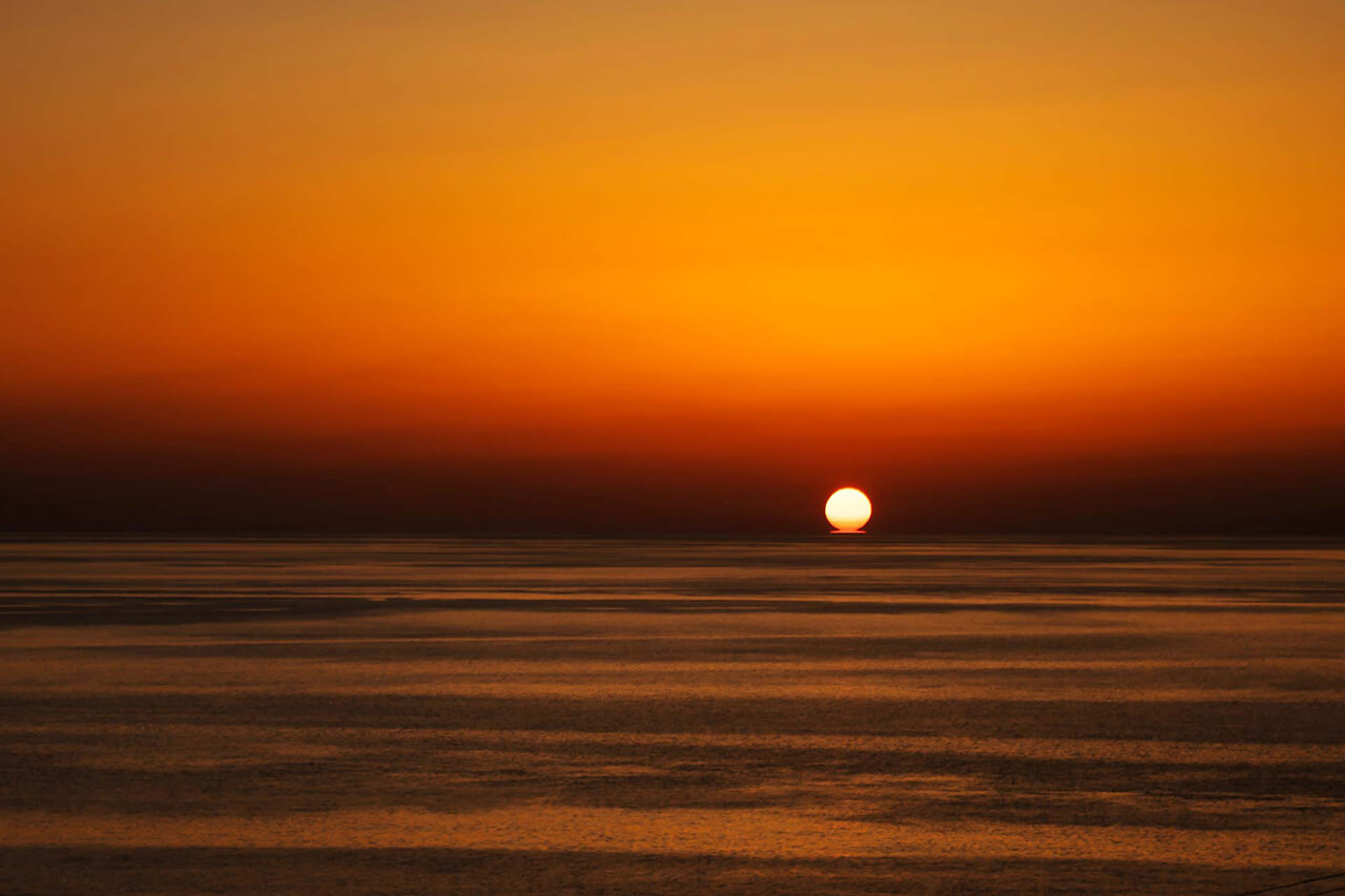 海沿いに佇む、夕日が美しい佐渡の絶景宿