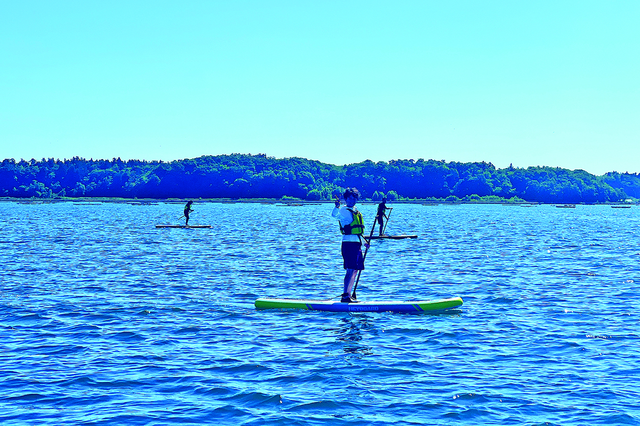 加茂湖でSUPをする様子