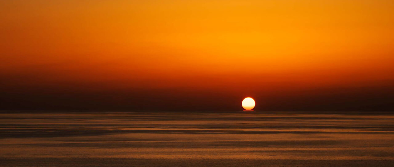 海沿いに佇む、夕日が美しい佐渡の絶景宿