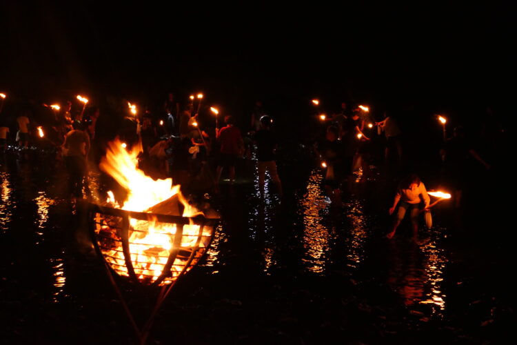 佐渡の夜の海で、さざえ拾いと民謡鑑賞