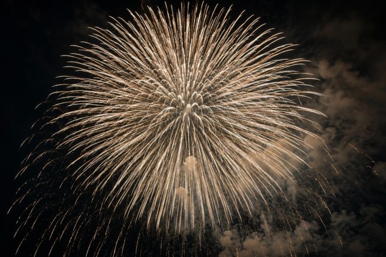 日本で一番近くで見れる三尺玉。地域の人がつなぐ「小木港祭り」